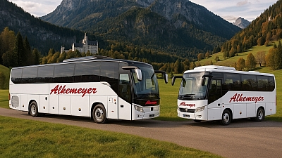 Zwei Reisebusse von Reisedienst Alkemeyer vor Alpenkulisse – unterwegs zu Reisezielen in Deutschland und Europa